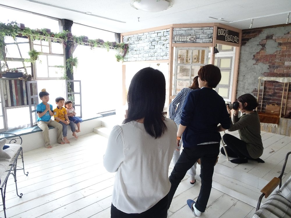 Lifegift 越谷店大内さん 市川店かよさん 新横浜店なすさん ゲストストーリー 子供から家族まで自然でおしゃれに残す人生の写真館 ライフスタジオ