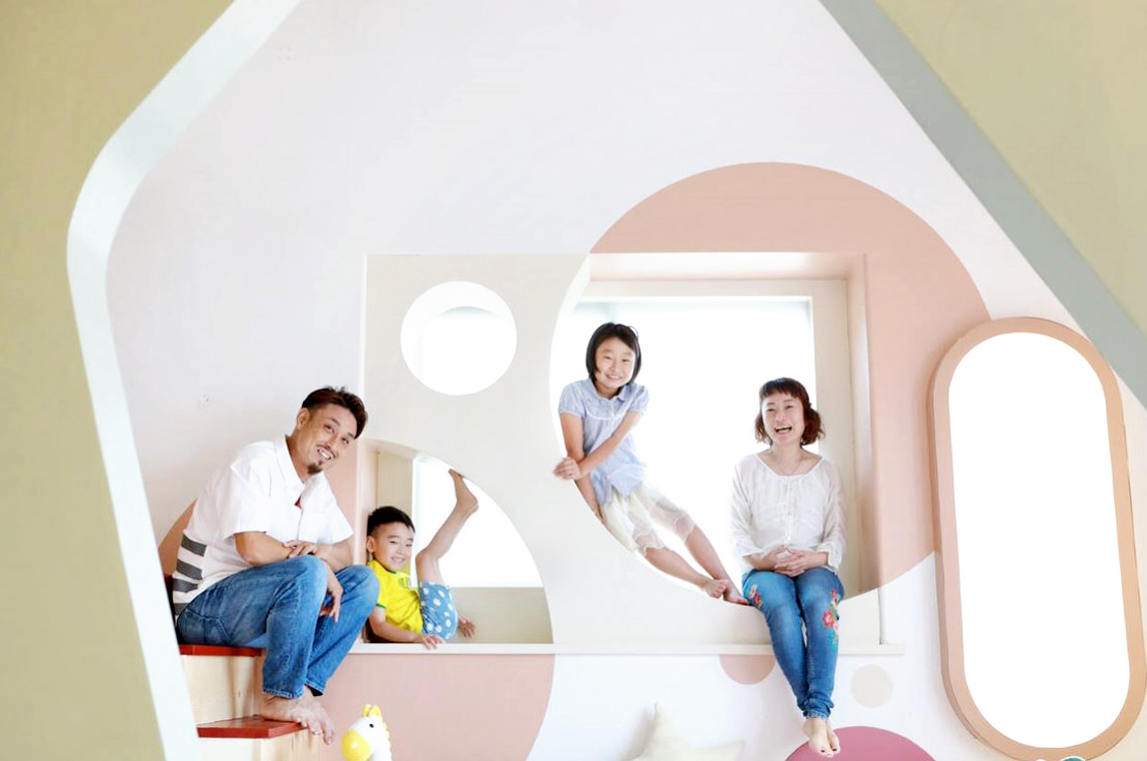 埼玉県ふじみ野市川越街道沿いにある、おしゃれなインテリアで人気のハウス型フォトスタジオ（写真館）の家族写真のイメージ写真