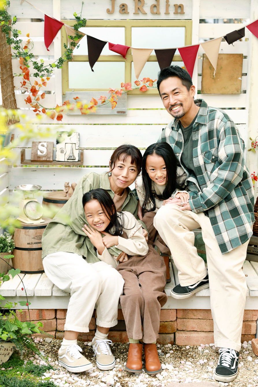 埼玉県ふじみ野市川越街道沿いにある、おしゃれなインテリアで人気のハウス型フォトスタジオ（写真館）の家族写真のイメージ写真