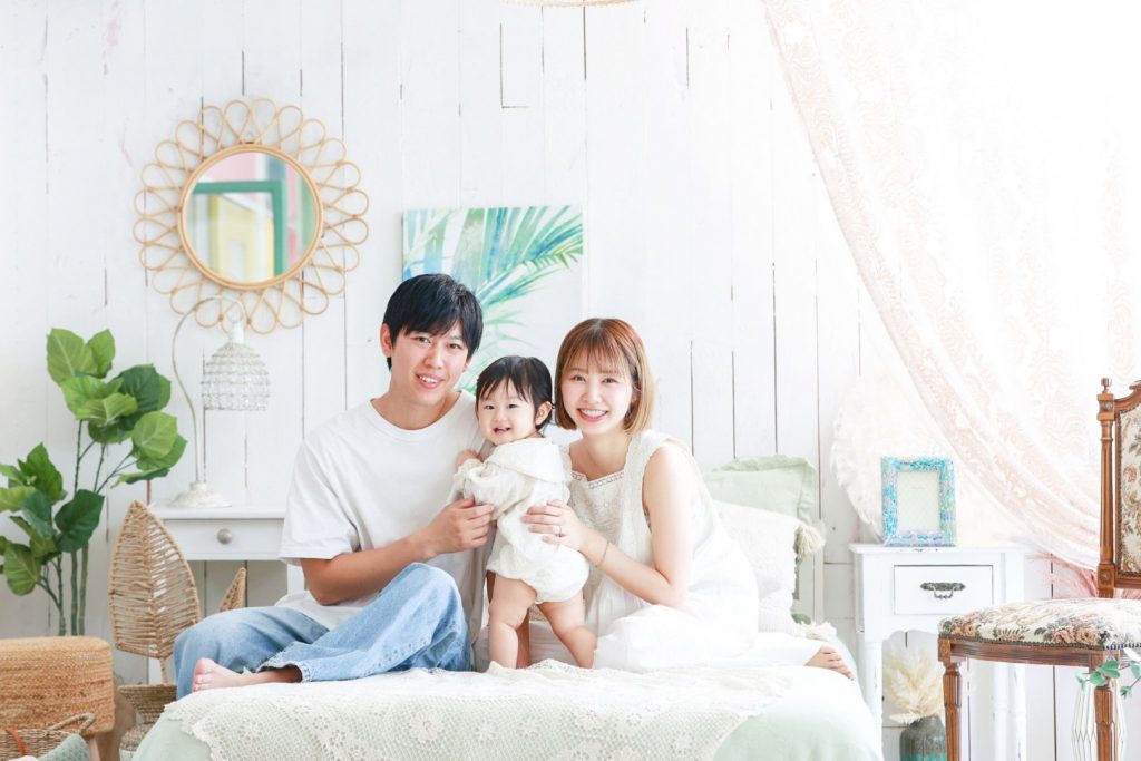 名古屋のおしゃれなフォトスタジオで撮る笑顔の1歳の赤ちゃんと家族写真