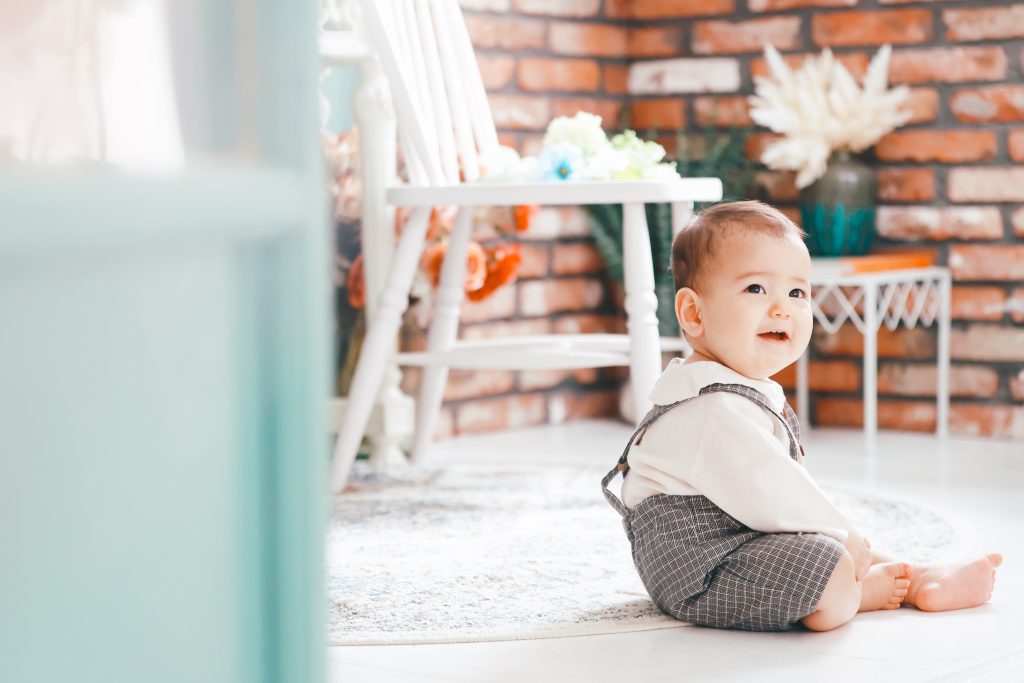 名古屋で人気のバースデーフォト。おしゃれなフォトスタジオで座ってる赤ちゃん1歳記念